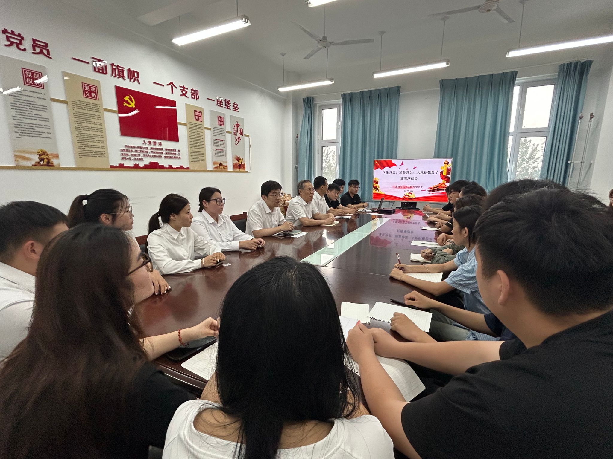 薪火相传担使命 经验共享促成长——生物与化学工程系党总支举办学生党团员交流座谈会